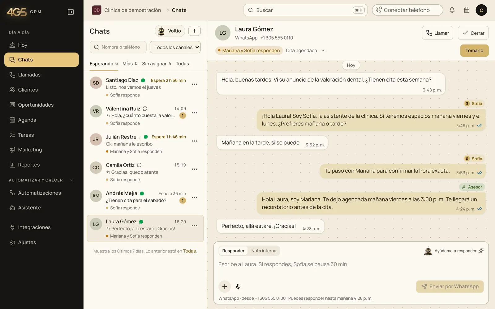 Pantalla de Chats del CRM: una clienta pide cita por WhatsApp, la asistente le ofrece horarios y una asesora la deja agendada.