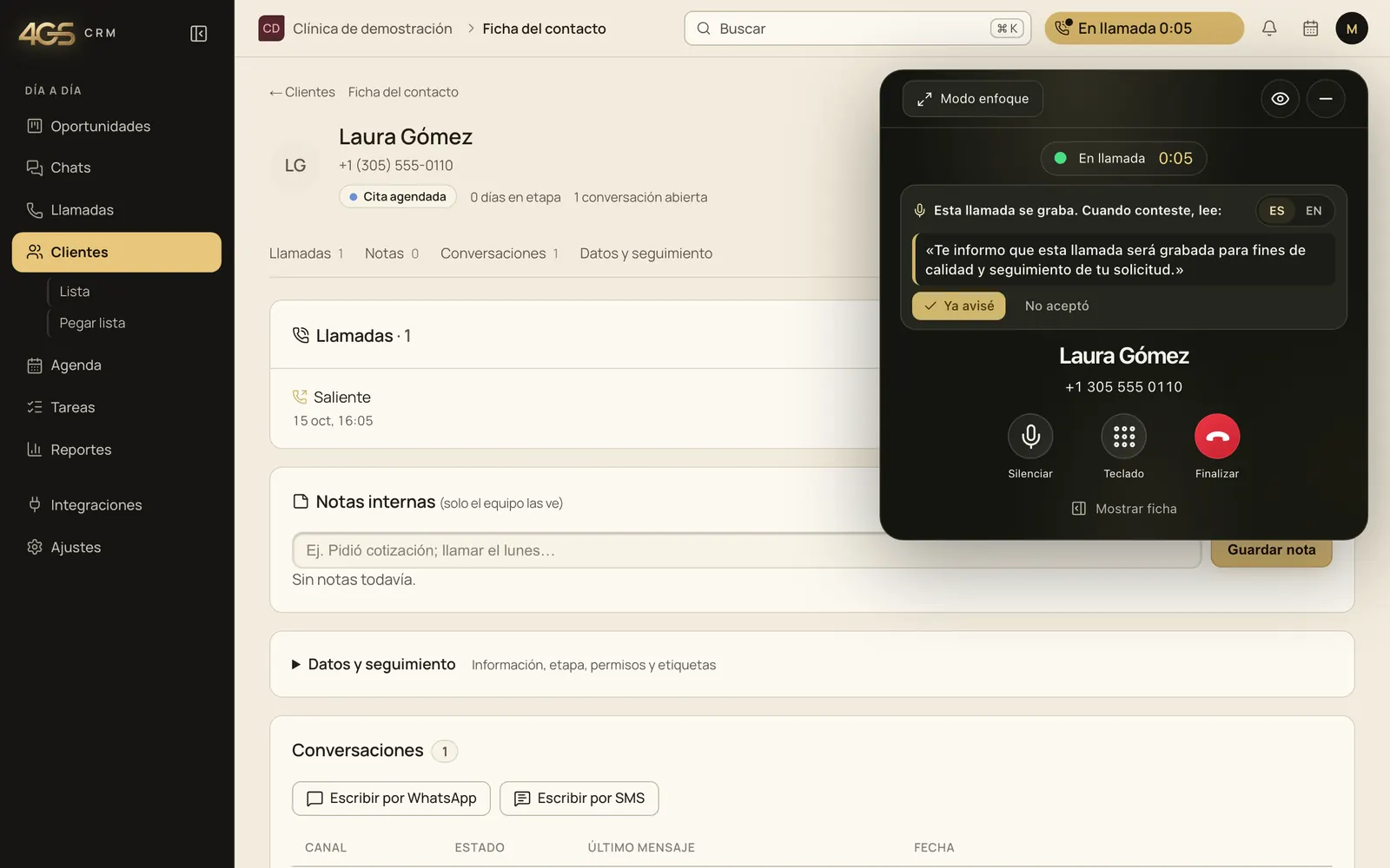 El teléfono del CRM en una llamada: la ficha de la clienta abierta detrás y, en el teléfono, el cronómetro, el aviso de grabación para leer en español o inglés y los botones Silenciar, Teclado y Finalizar.