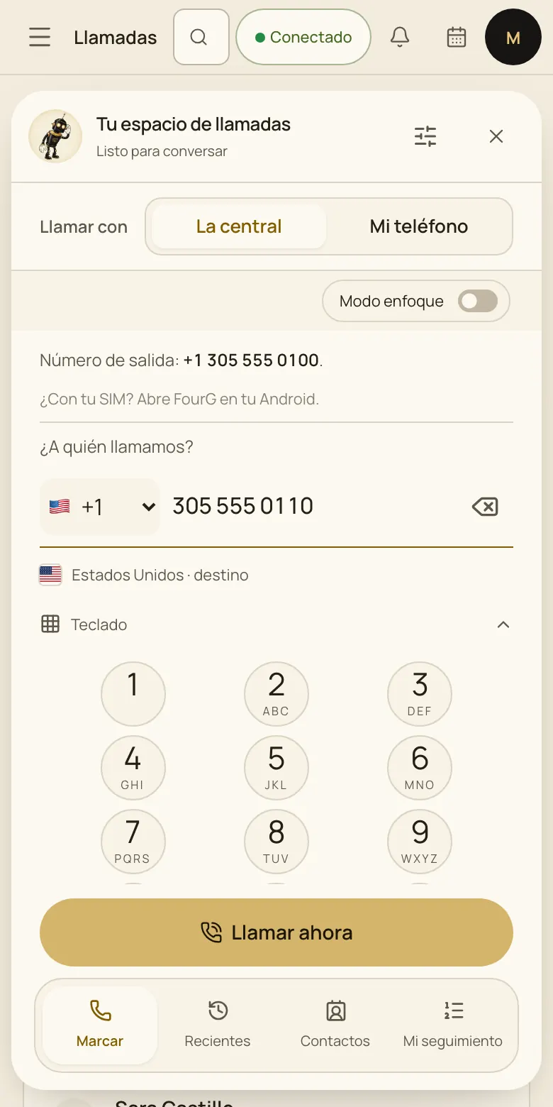 El marcador del CRM en un celular: un número de Estados Unidos escrito, el teclado y el botón Llamar ahora.